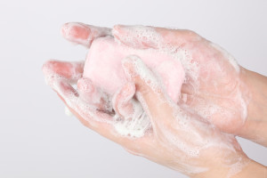 Lavar as mãos com água e sabão previne doenças como Hepatite B