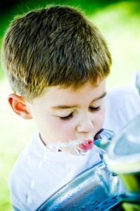Deixe a criança ter acesso fácil ao filtro d'água