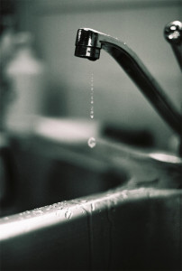 Uma torneira aberta durante 5 minutos gasta cerca de 12 litros d’água