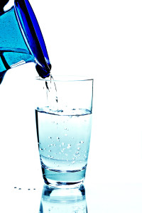 A água passa por tratamentos que visam reduzir a concentração de poluentes 
