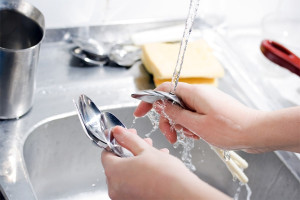 Lava-louça pode diminuir o consumo em até 6 vezes se comparada à lavagem manual