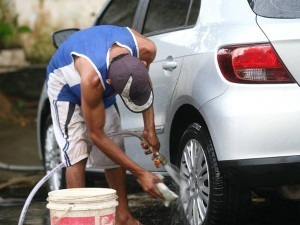 Troque a mangueira pelo balde na hora de lavar o carro
