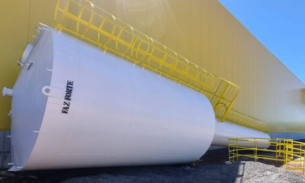 Caixa d'água tipo taça da Faz Forte deitada para ser instalada junto com pressurizador