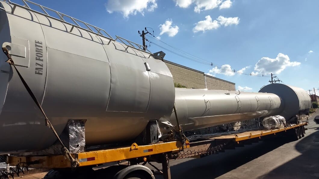 caixa-dagua-grande-porte-sendo-carregada-faz-forte