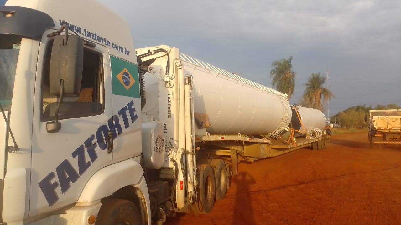 Caminhão da Faz Forte transportando Caixa d'água cilíndrica