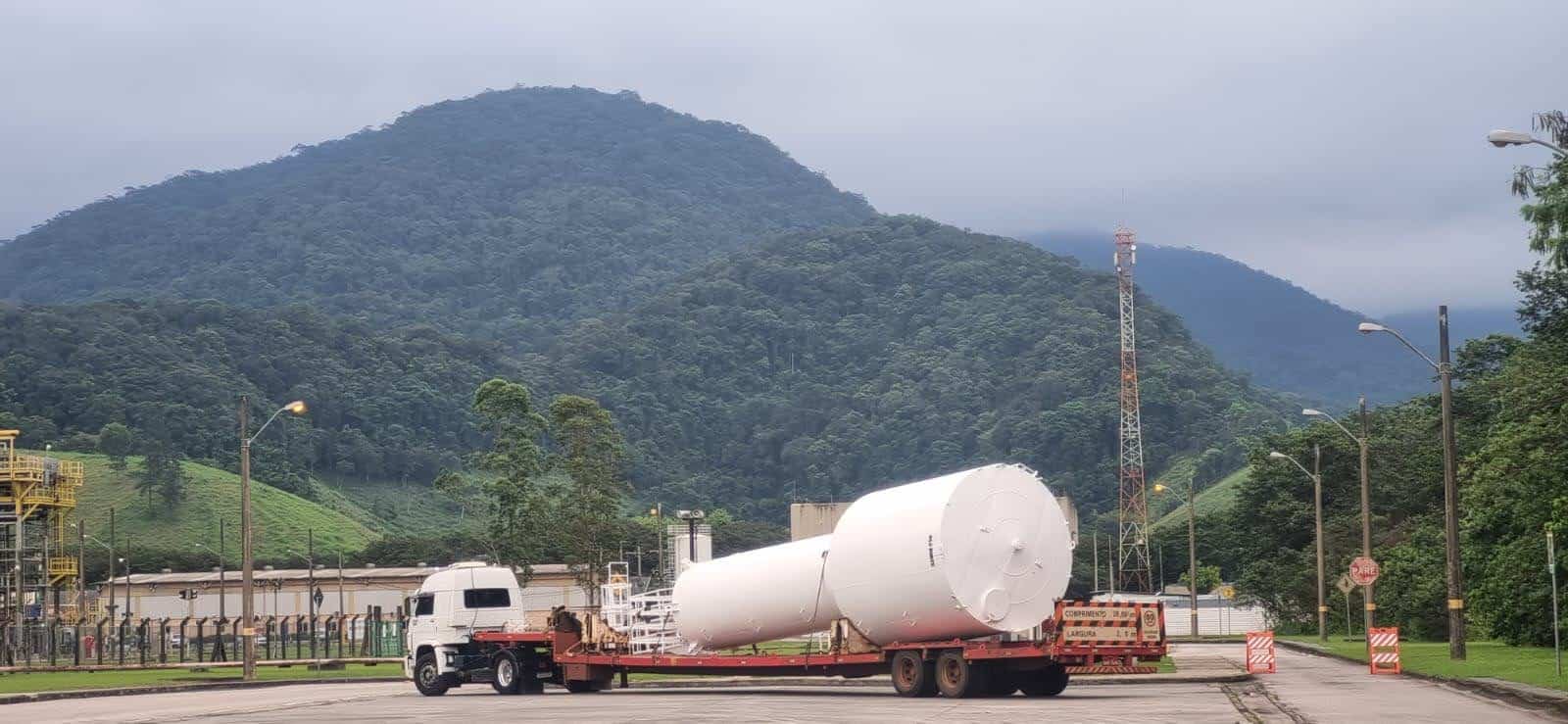 Caixa D’água tipo Taça com Coluna Seca sendo transportada por caminhão da Faz Forte