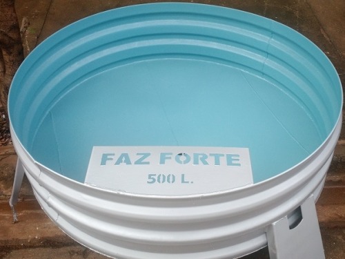  Bebedouro para gado australiano 500 litros cinza por fora e azul por dentro escrito Faz Forte 500L.